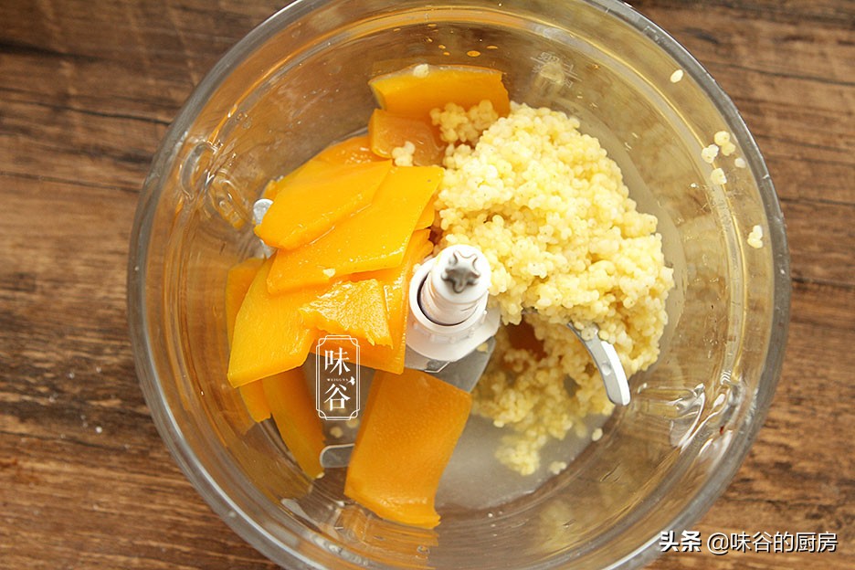 秋天给孩子吃此糕点，一搅一蒸就搞定，香甜又软糯，好吃不上火