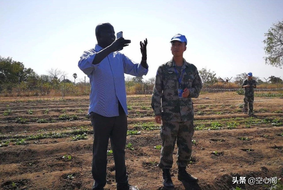 非洲人吃不饱饭埋怨土地差，看到中国维和士兵