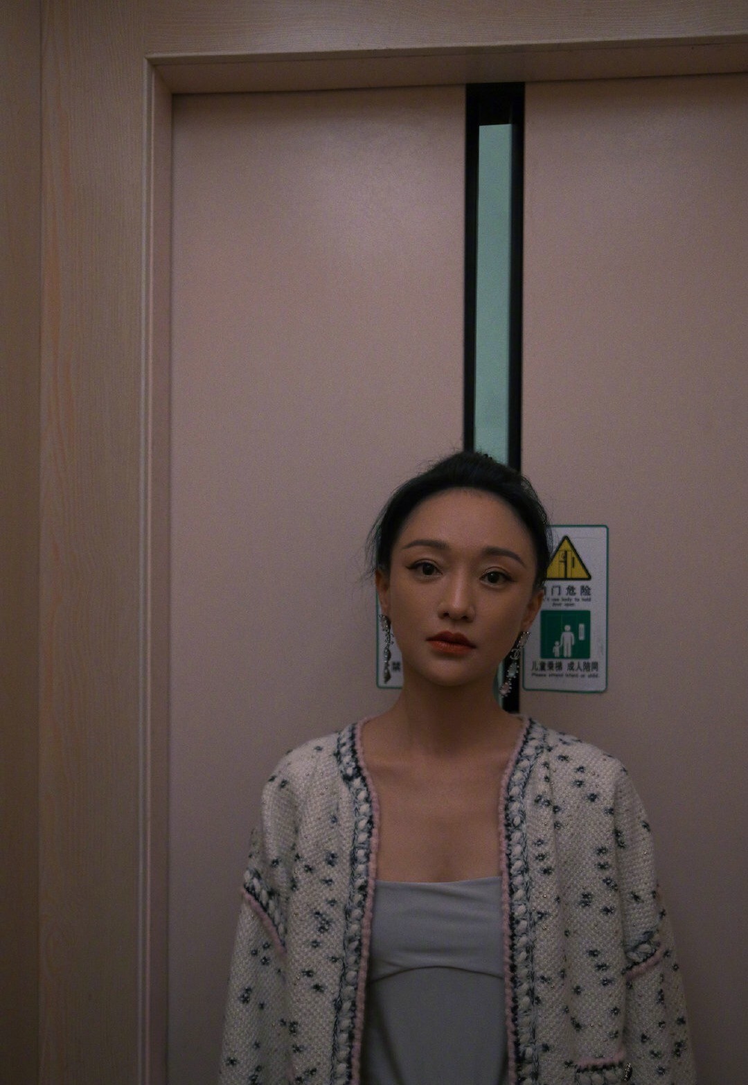 周迅穿香奈儿越来越大胆！优雅套装里穿土味弹力裤，居然都没翻车