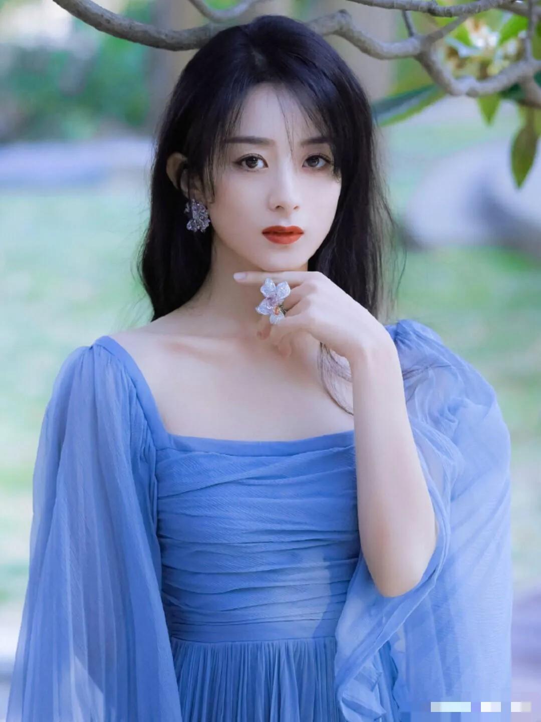 Zhao Liying Wears A Blue Pleated Long Skirt Fresh And Gentle With A Touch Of Sweetness And