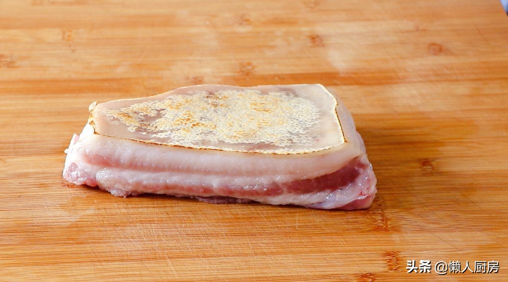 不用焯水，配上萝卜这样烧红烧肉，做红烧肉前多一步，肉不老不柴