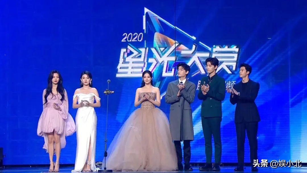De Yunnan group appears on the stage to receive award, be born forcedly however unripe become group of mouth cross talk, fine number starlight enjoys interesting moment greatly