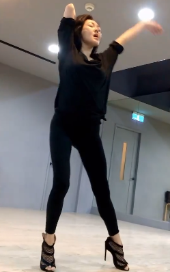 小S发博晒个人舞蹈，紧身裤凸显S型身材，网友评论刁钻引爆笑