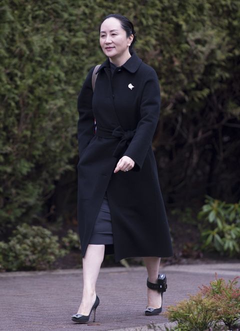孟晚舟春节后首亮相意气风发！穿灰色阔腿裤霸总范，仰天一笑好美