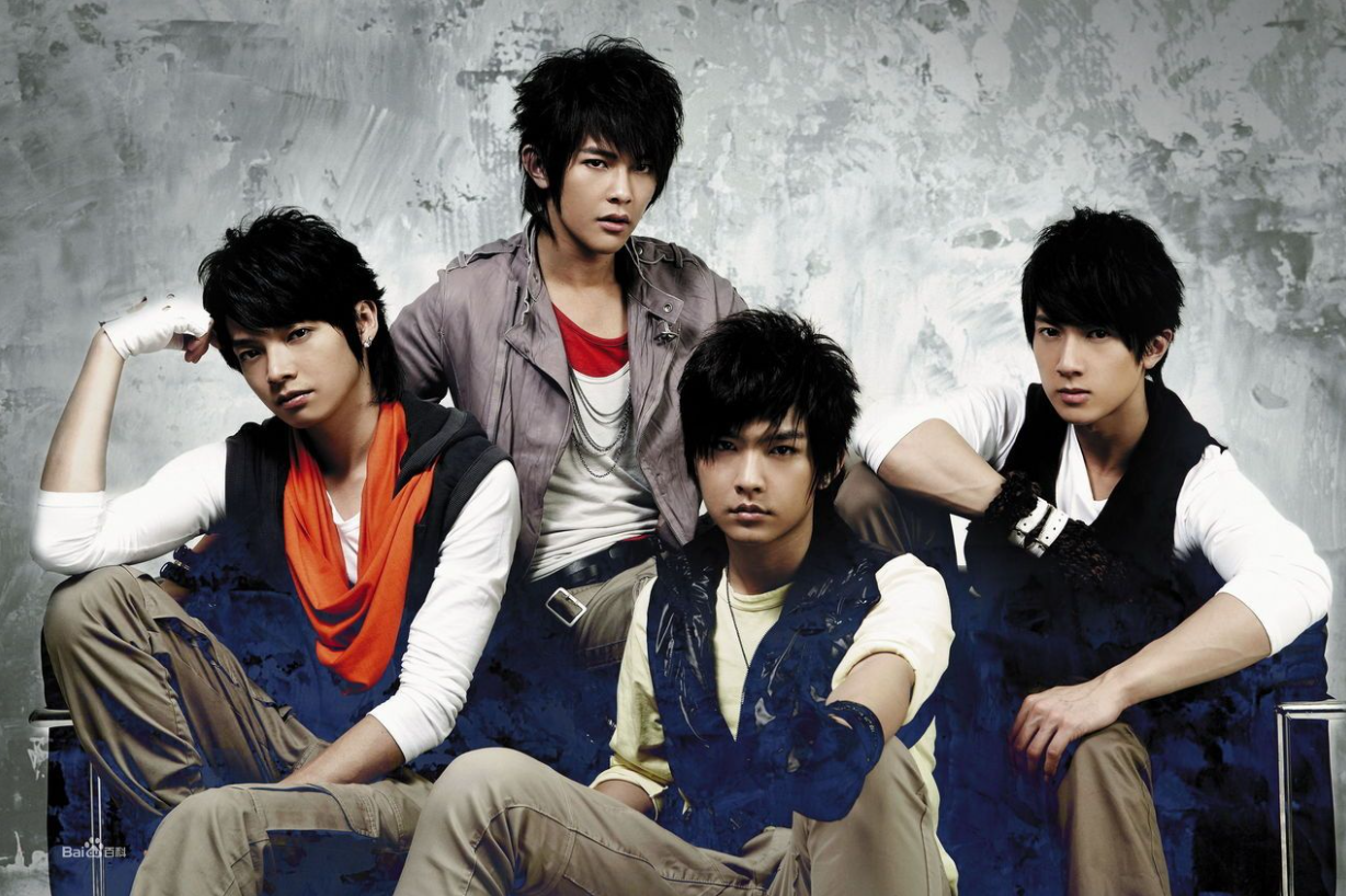 飞轮海出道十五周年，吴尊发文纪念，晒组合初期演出照回忆满满