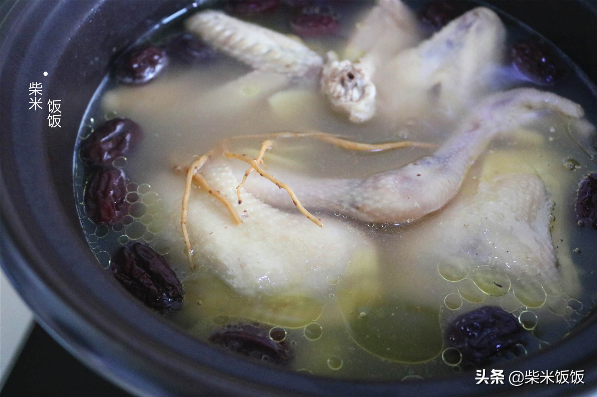 炖鸡汤，别放那么多香料，加这3样就够了，鸡汤鲜美又香醇