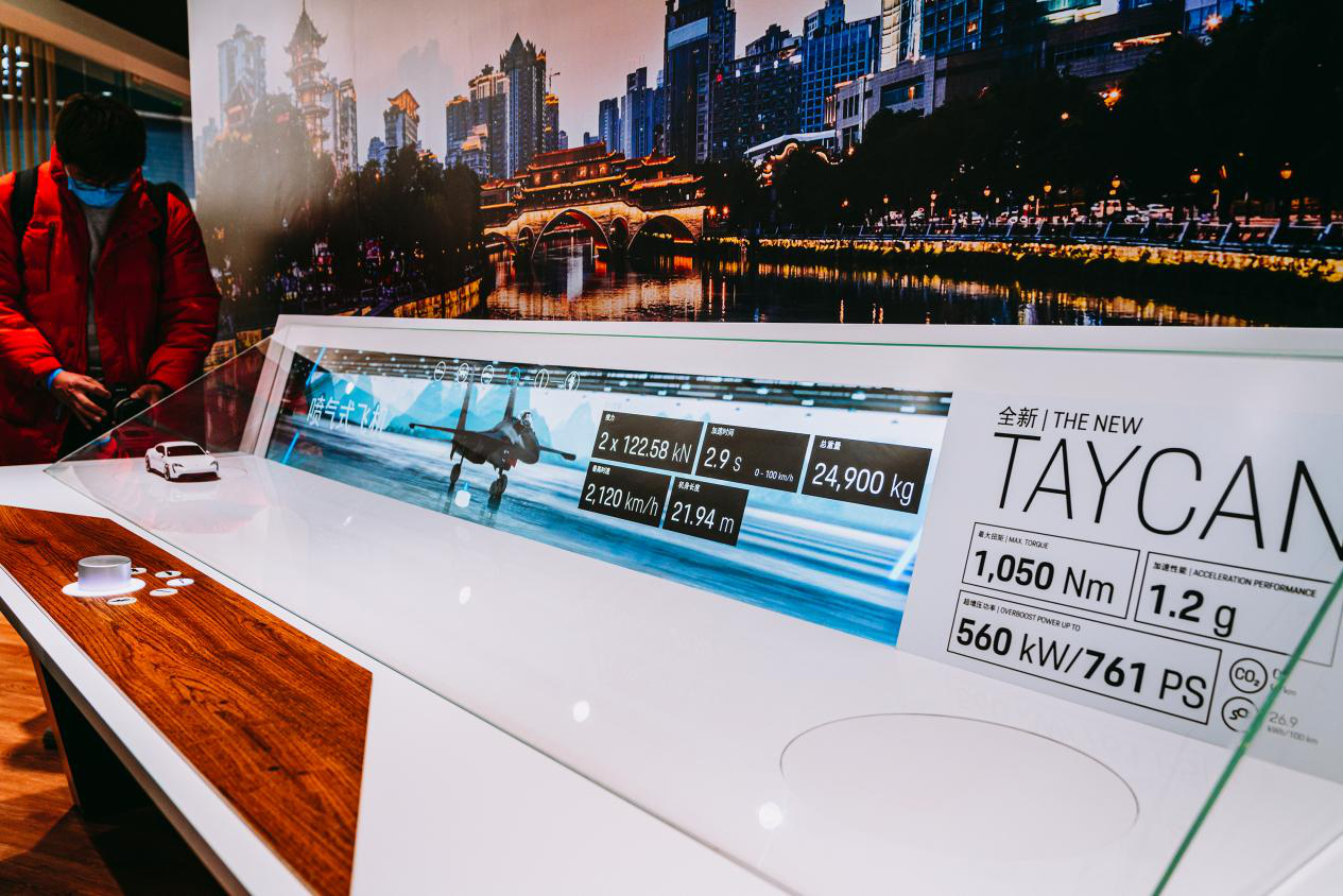 买不起Turbo S，选个Taycan“冰莓粉”还是可以的