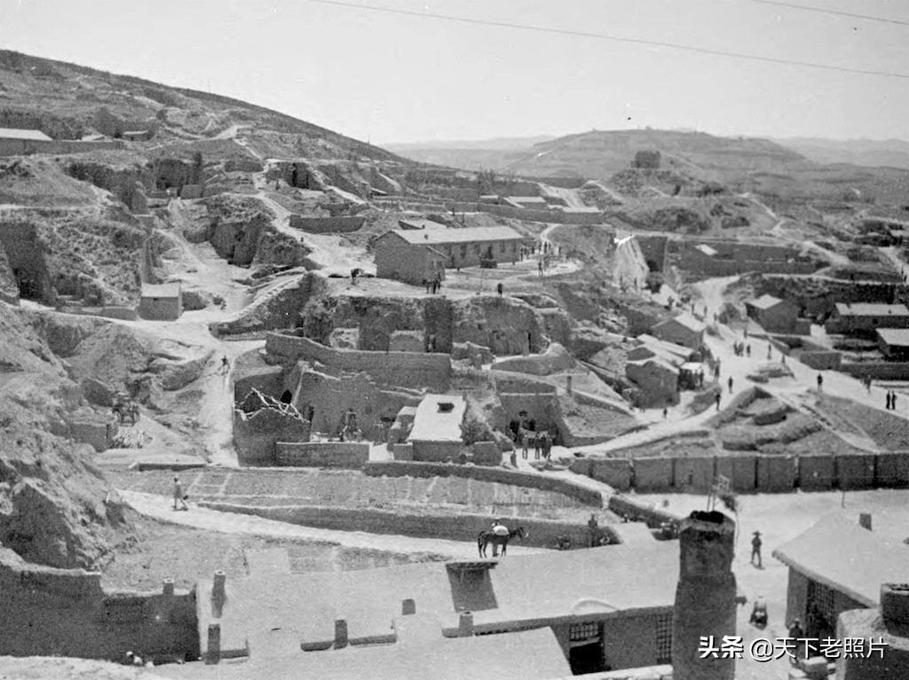 1944年的山西临汾老照片 荒山中的窑洞生活