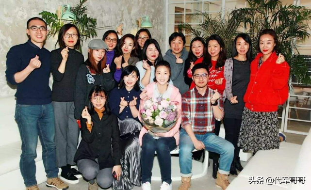 杨天真穿紧身吊带鱼尾裙引发热议，有人嘲讽像