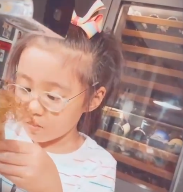 贾静雯两女儿在家洗菜，咘咘蝴蝶结造型养眼，哪知妹妹更抢镜