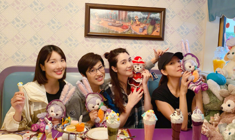 蔡少芬携闺蜜迪士尼游玩庆生童心未泯，和洪欣儿子自拍秒变迷妹