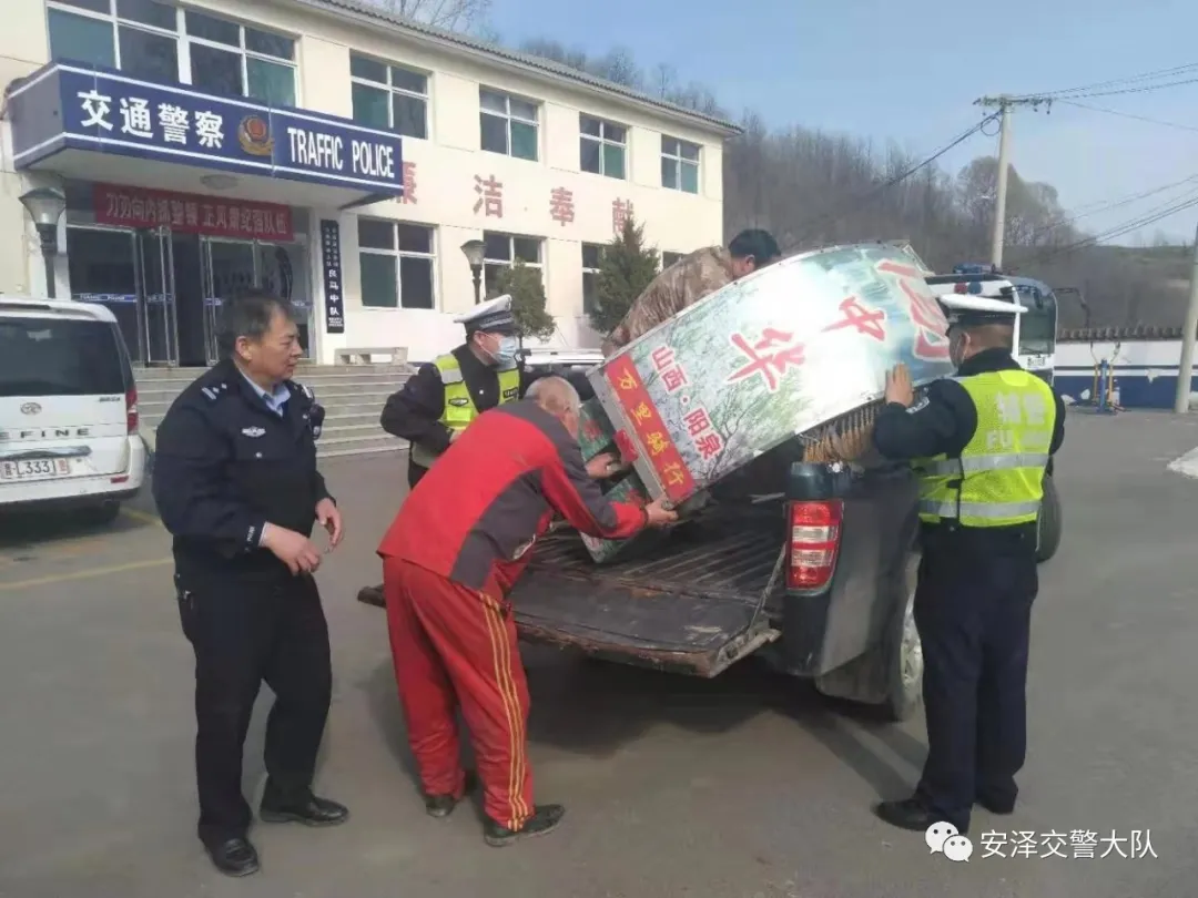自驾游车坏停在路旁 交警充当及时雨