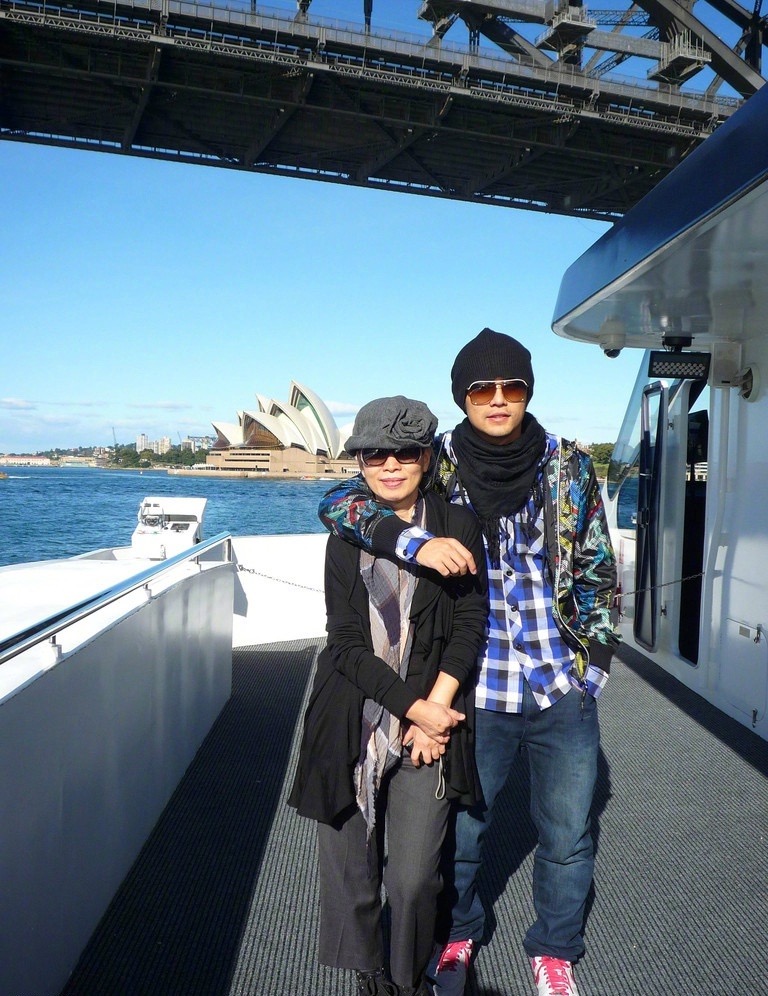 周杰伦晒照为母亲庆生，周妈妈白发苍苍，穿扮时髦但面容略显憔悴