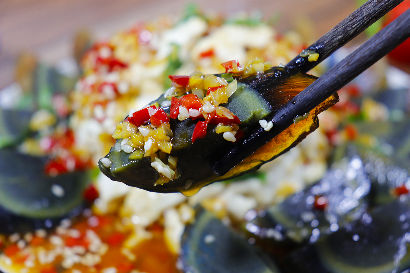 皮蛋放鍋裡蒸一蒸，飯店38元一份，在家做成本8元，待客太有面子