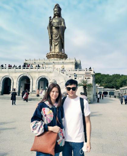 袁咏仪素颜出街买包，张智霖乖乖靠边等！吐槽酒店都要选包店对面