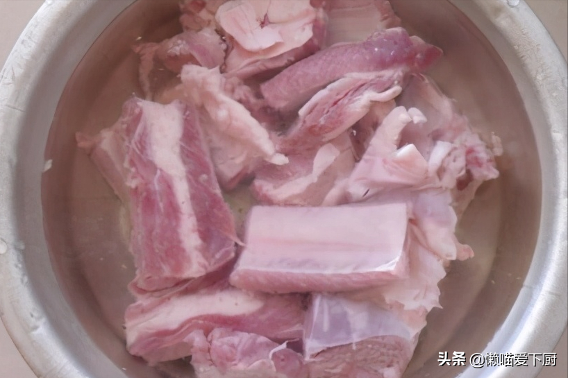 煮猪肉炖排骨，记住“1放3不放”，肉香汤鲜味道好，关键还不腥