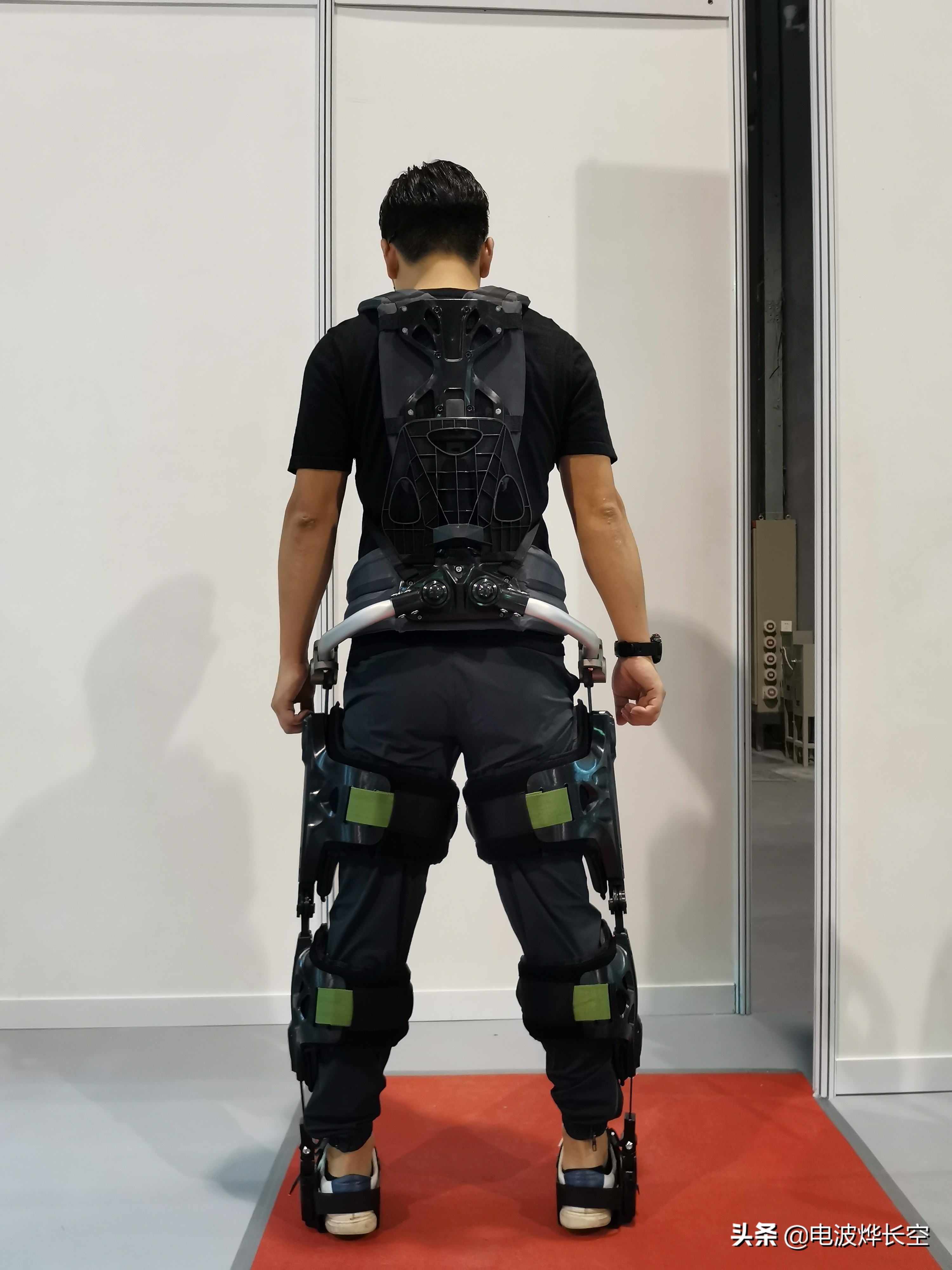 在后勤保障演练中首次展示了一款非常独特的无源机械式外骨骼助力系统