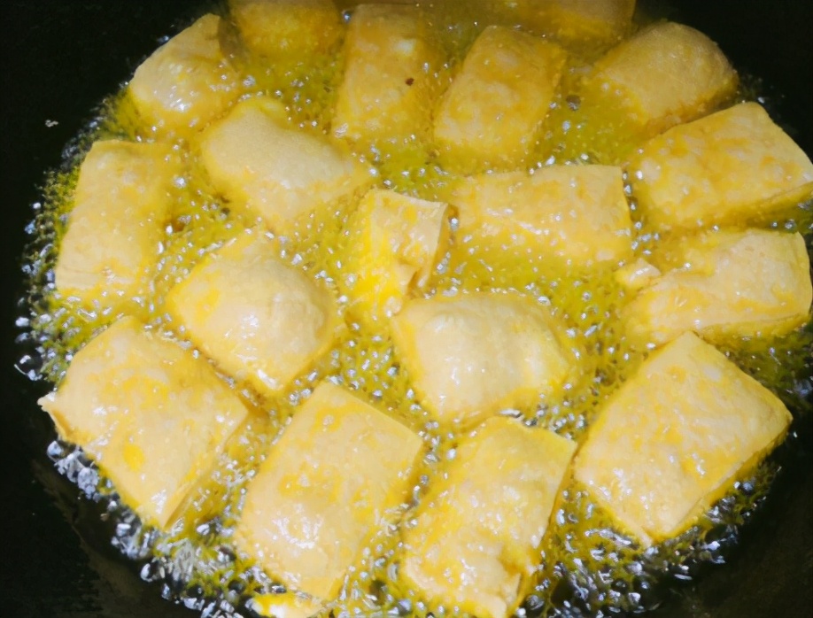 图片[4]-炸豆腐泡的技巧 直接炸还是裹面粉？大厨：做对了金黄酥脆鼓大-起舞食谱网