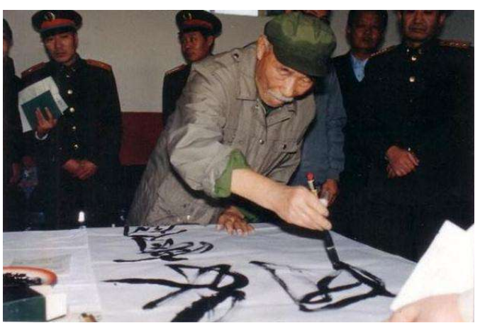 老人拜访军区司令，不料被挡在门外，司令 知道