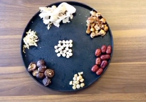 何炅爸爸办公室装修曝光，超大茶桌显古朴，上