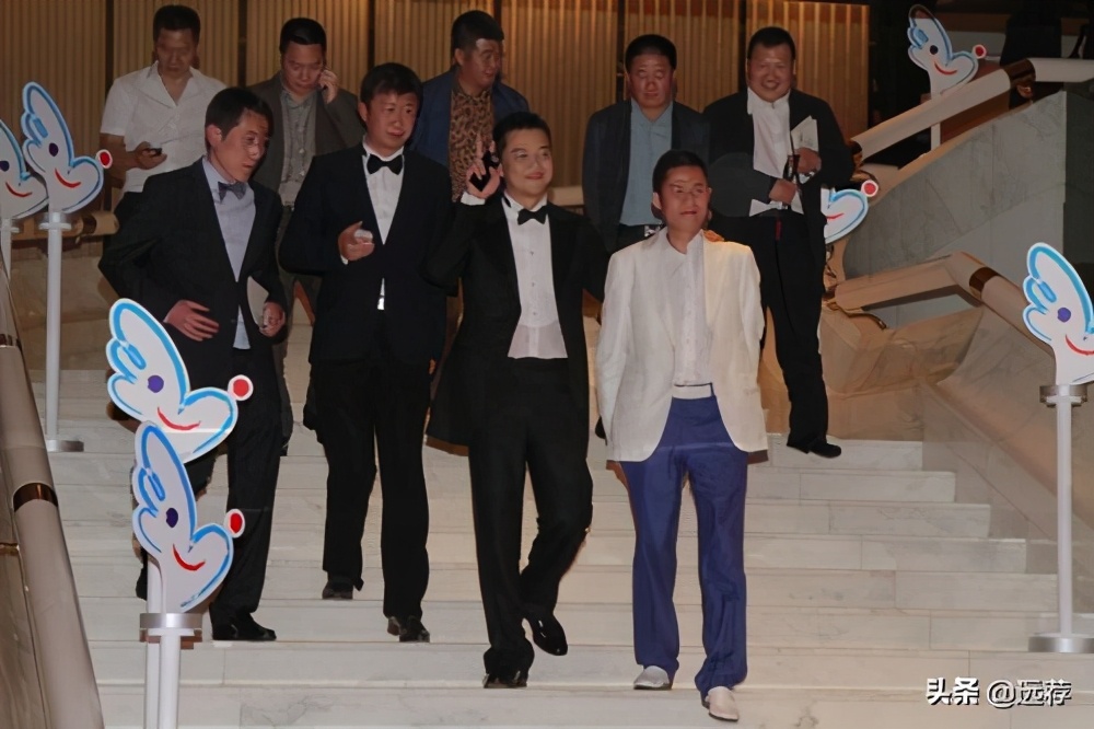 在香港被砍内地富豪其人，曾在王菲慈善晚宴上抢足天后风头