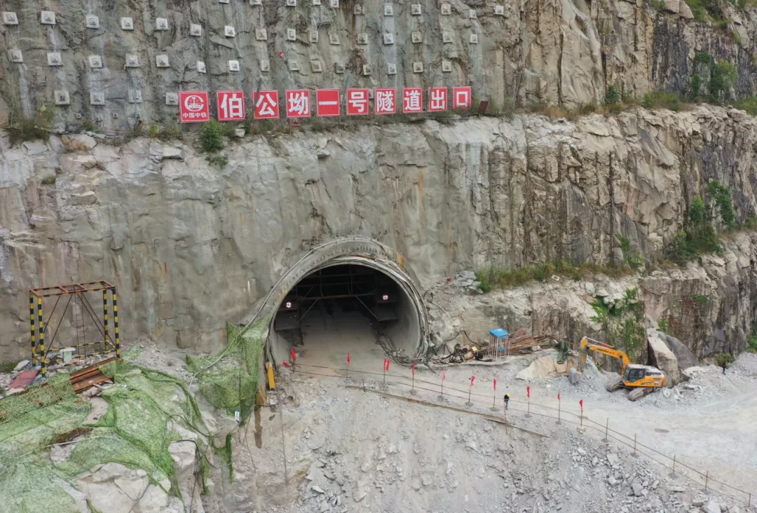 赣深铁路“咽喉工程”——伯公坳1号隧道顺利贯通