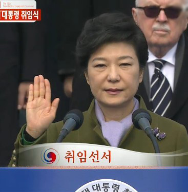 韩国第一位女总统，从闺蜜门到萨德，朴槿惠是傀儡还是爱国？