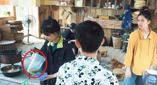 郭麒麟奇怪的消费观！残渣的饮料都要喝光，却