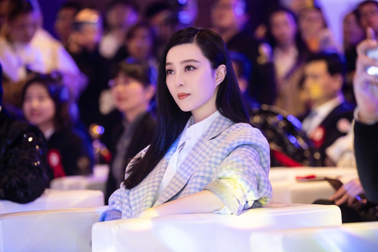 奔四的女人别再大衣配打底裤了，学学范冰冰这