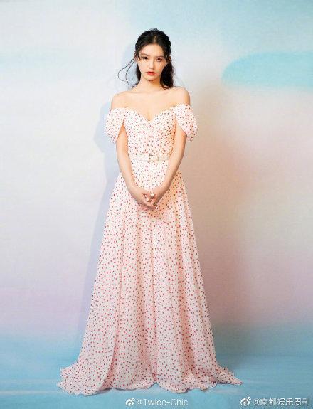 杨颖抠图走红毯遭网友怒谯带坏风气，费加罗风