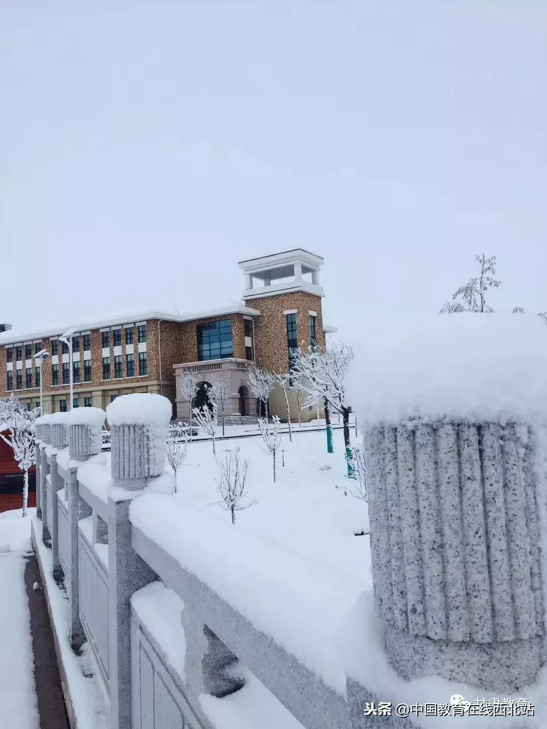 甘肃初雪|甘肃18所高校初学雪景大PK,快来看看有你的母校没?