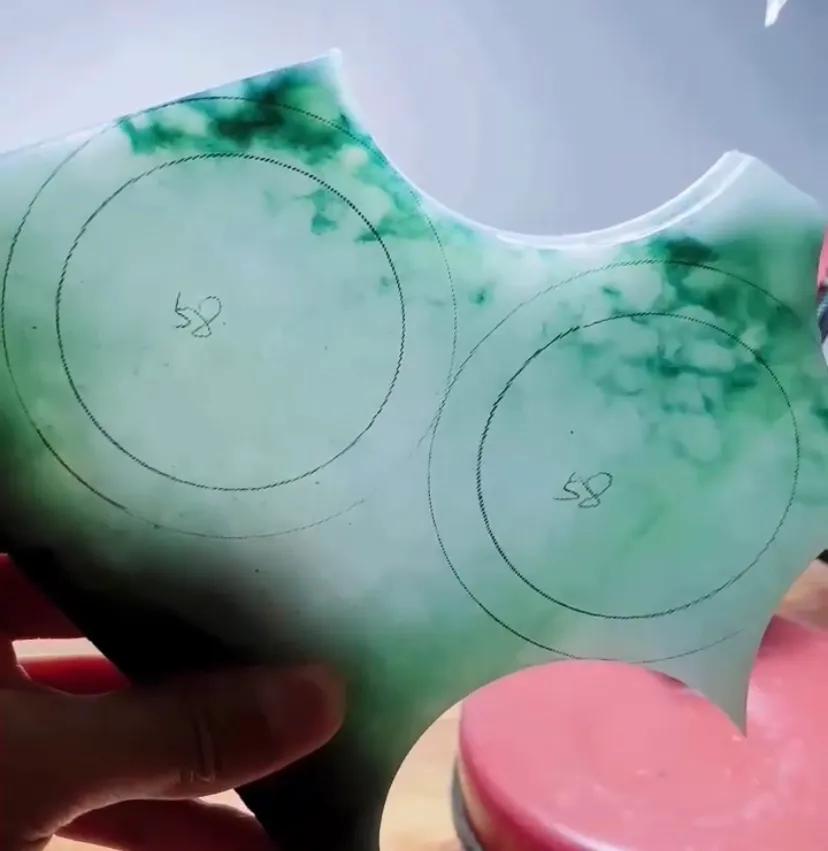 Why are jade bracelets so expensive? iNEWS