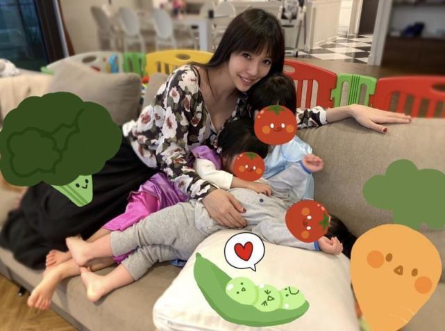 王力宏带妻子饭局闷头只顾吃，娇妻李靓蕾温柔大方，生三胎身材好