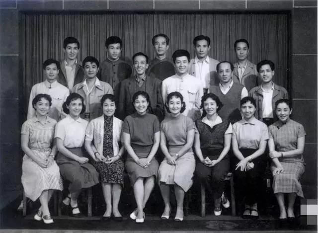 秦怡传：1婚被强迫，2婚被亲妹插足，16岁儿子患病照顾瘫夫20年