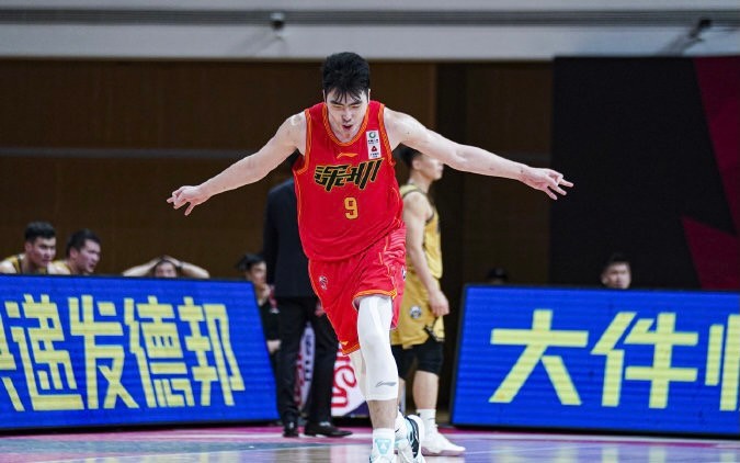 狂胜41分+7战6胜，广东子弟兵一黑到底，他们要掀翻新疆