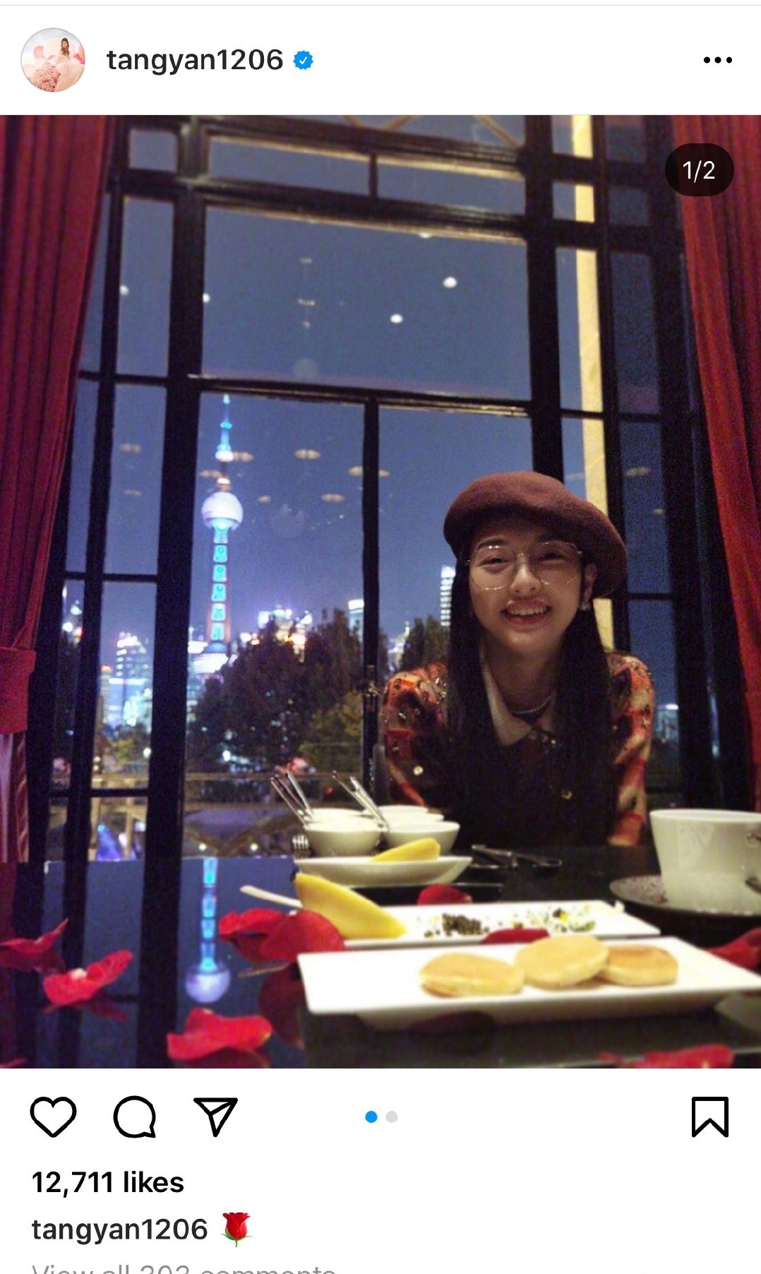 唐嫣晒近照庆与罗晋结婚两周年，戴贝雷帽对镜甜笑，恩爱惹人慕