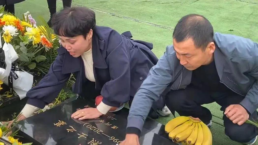 悼念戍边烈士王焯冉：全国各地近五万人自发献花祭英烈，奶奶仍在等孙子回家