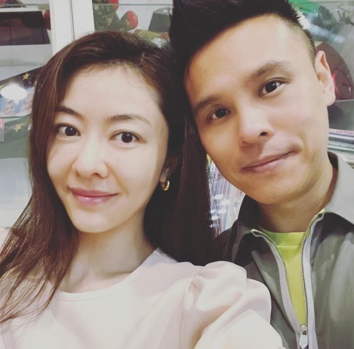 郭可颂晒全家福庆生，高调示爱熊黛林，双胞胎女儿手绘卡片送爸爸