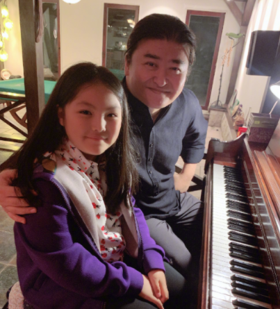 11岁王诗龄近照太美！挑染灰发气质成熟，戴定制款手链豪宅内玩狗