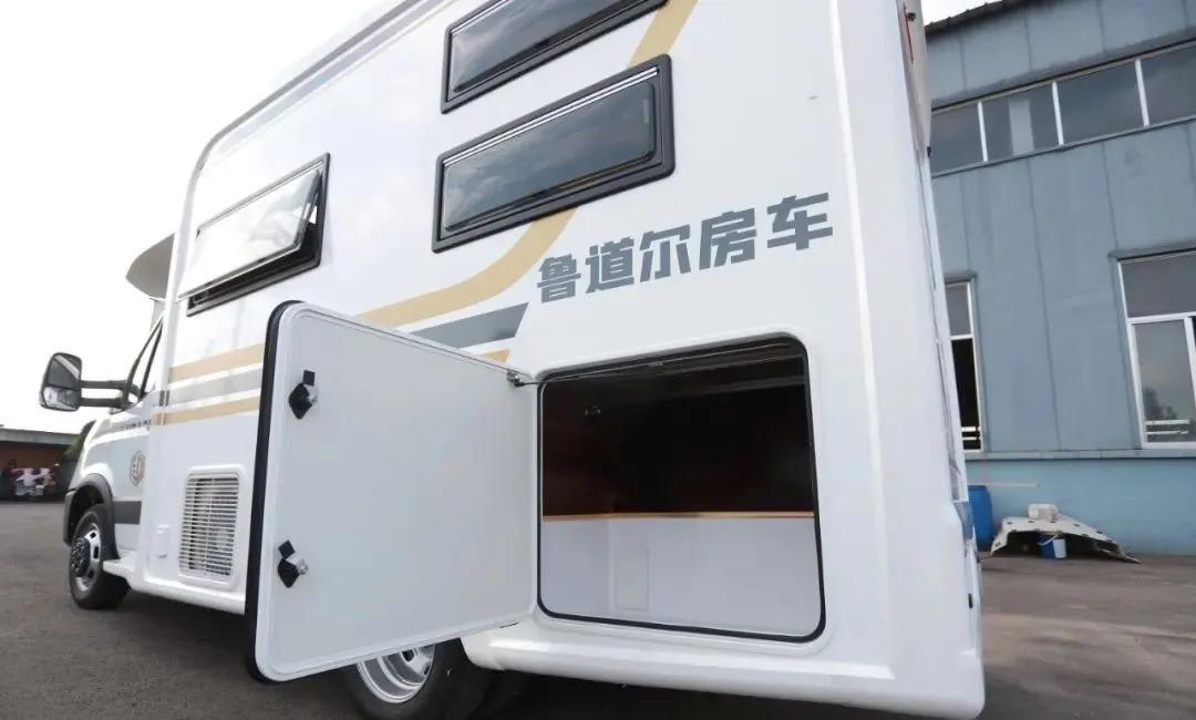 魯?shù)罓枴耙乐Z巴赫”國(guó)六依維柯 全實(shí)木家具 超貼心配置