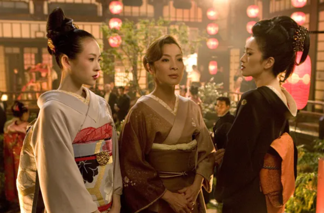 章子怡带娃看《夺冠》，亲密喊巩俐姐姐，疑为其包场出手太阔绰
