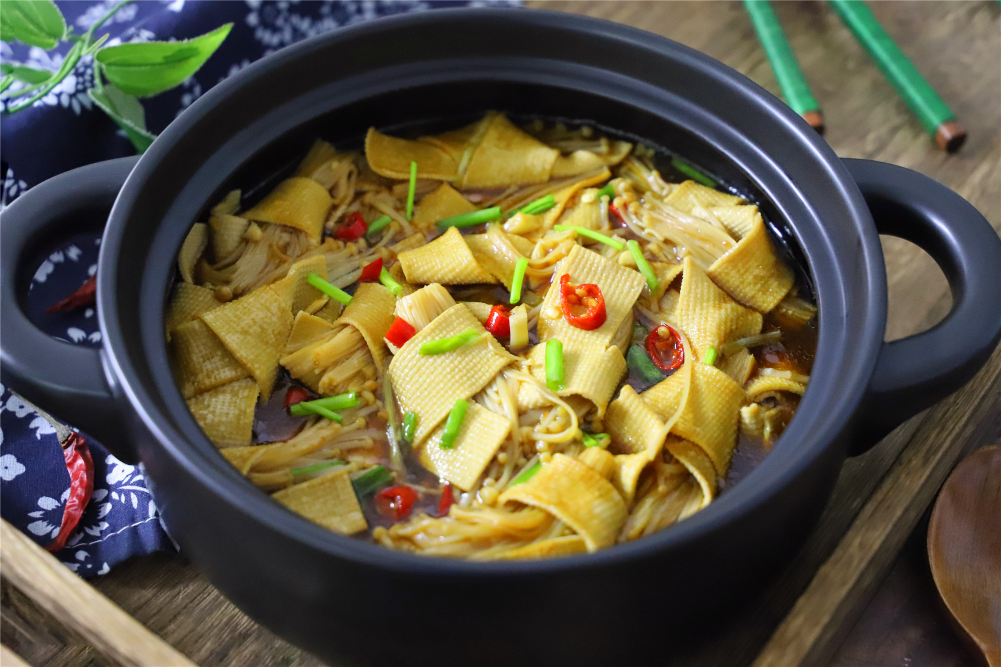 Tofu skin is a way to never tire of eating, add a handful of enoki mushrooms, boil it and cook it better than meat, and it is nutritious and low-fat
