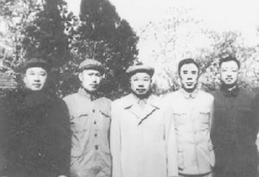 她16岁嫁给肖华，44岁被囚3年，50岁与被关六年的