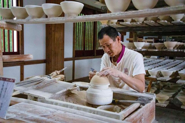 景德镇皇窑景区，再现瓷器古老的制作过程