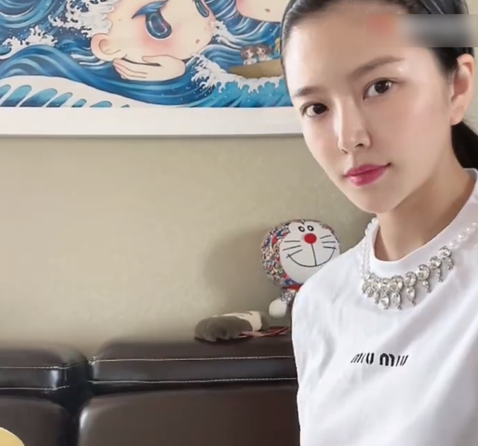 杜淳为女儿庆祝百日，王灿穿露脐装亮相，肚子上的赘肉太真实了