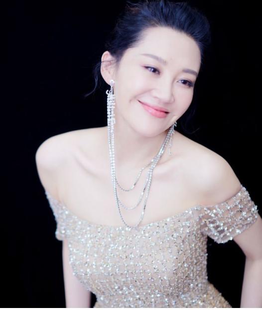 52岁许晴素颜走机场 黑色针织衫显少女身材 帽子