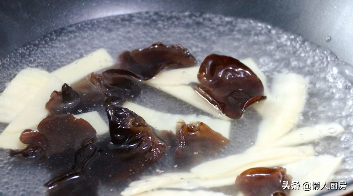 五花肉裹上澱粉糊，加一碗料汁炒，太下飯了，外皮想要更脆有竅門