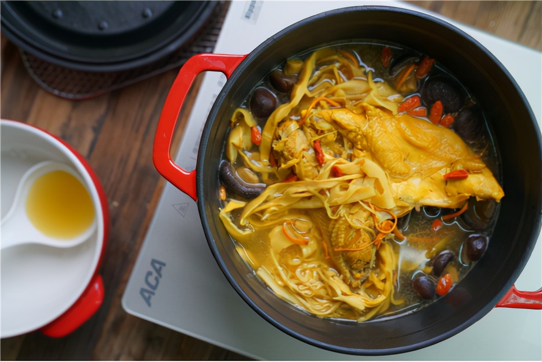 鸡汤很受欢迎，暖胃又滋补，搭配虫草营养翻倍