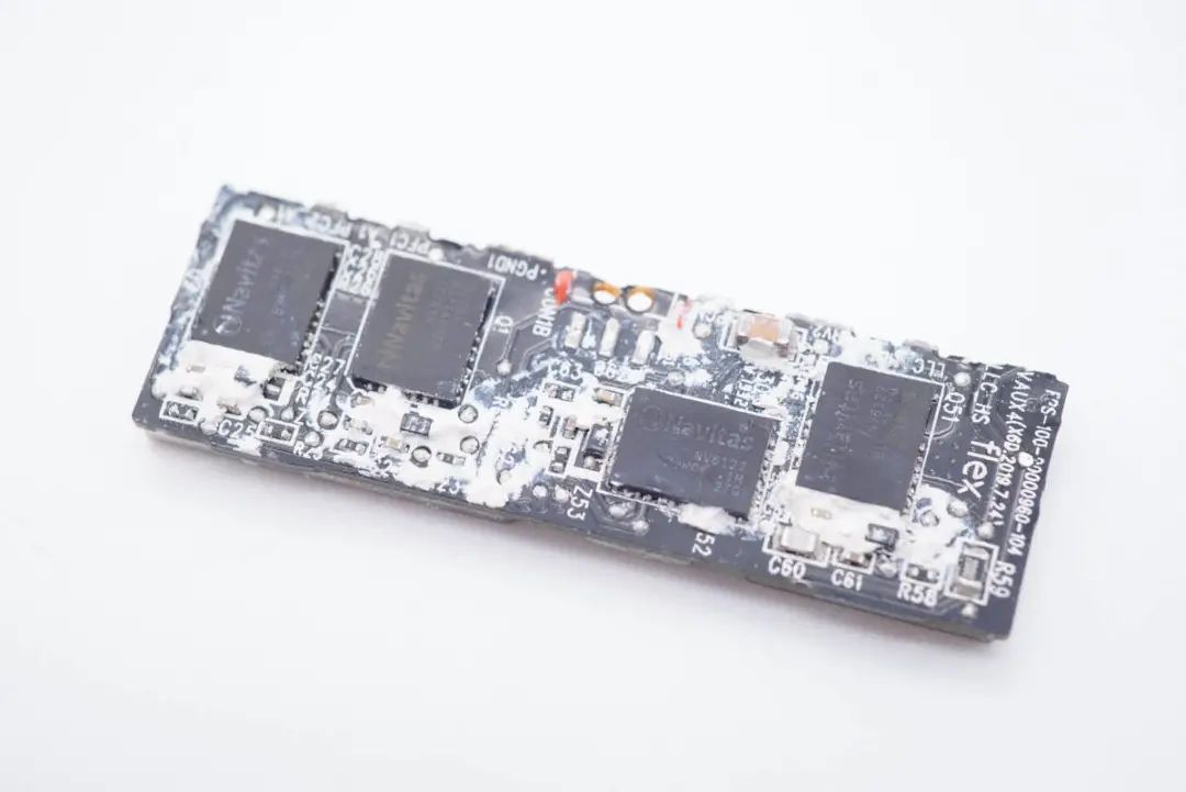 华硕最强游戏本标配300W电源，内置4颗氮化镓，内部结构揭晓