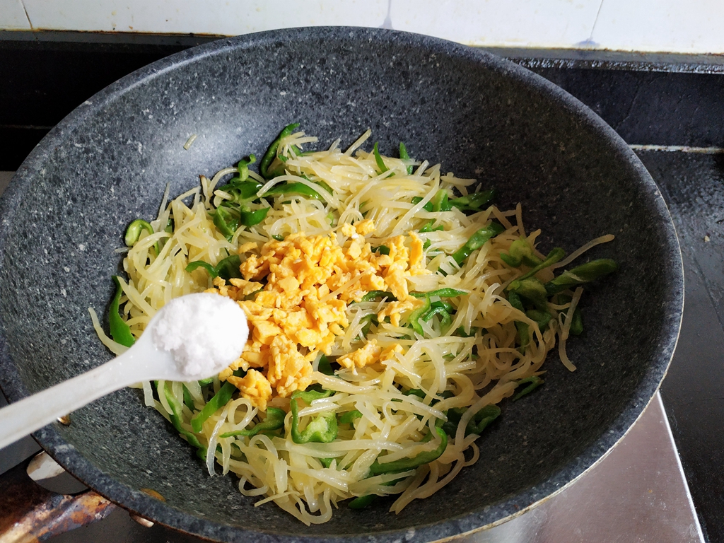 How can potato shreds keep on being fried?  The farmer’s chef has a trick, the taste is mellow and chewy